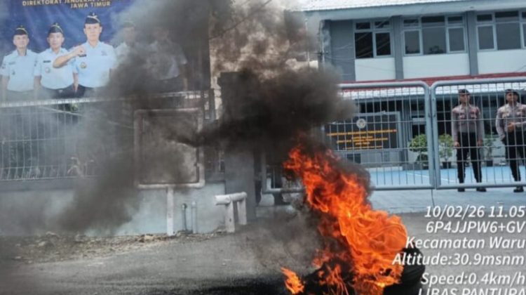 Aliansi Madura Indonesia (AMI) menggelar aksi demonstrasi di depan Kantor Wilayah Direktorat Jenderal Pemasyarakatan (Ditjen PAS) Jawa Timur pada Selasa (10/02/26). (Foto:Ist)
