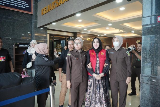 
					Kejati Sulsel eksekusi penahanan terpidana kasus kosmetik berbahaya, MH.(Foto:Dok.Kejati Sulsel)