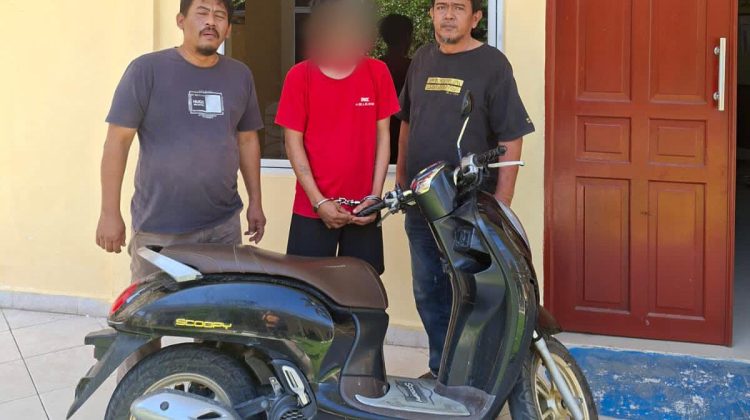 Pelaku dan barang bukti berupa satu unit sepeda motor Honda Scoopy warna hitam tanpa plat nomor, dengan nomor rangka MH1JM021XMK082082 dan nomor mesin JM02E1082193 yang diamankan Tim
