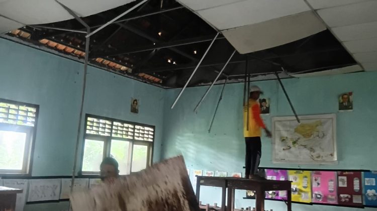 Rusaknya plafon disebabkan hujan angin terus menerus membuat gendeng rusak dan air hujan masuk dan besi penyangga plafon berkarat serta lembaran plafon basah sehingga patah dan jatuh