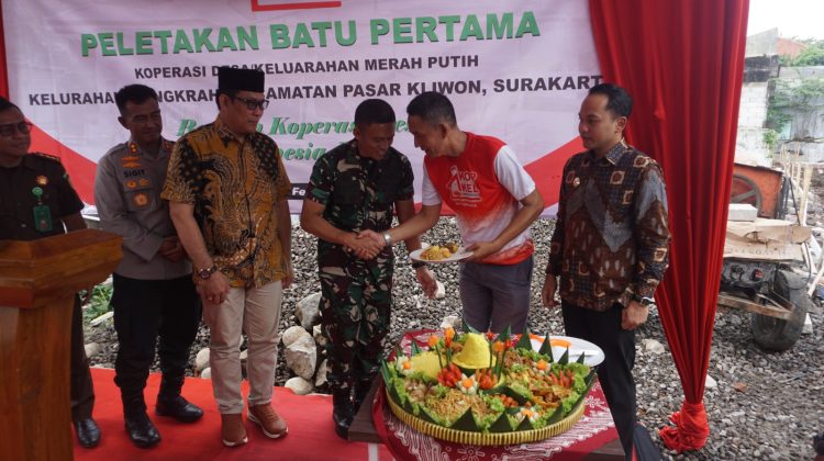 Peletakan Batu Pertama di Dadapsari Jl. Indragiri Rt 03 RW III Kelurahan Sangkrah Kecamatan Pasarkliwon menandai dimulainya pembangunan gerai Koperasi Desa/Kelurahan Merah Putih (KDKMP) di wilayah Kota Surakarta. (Foto:Arda)
