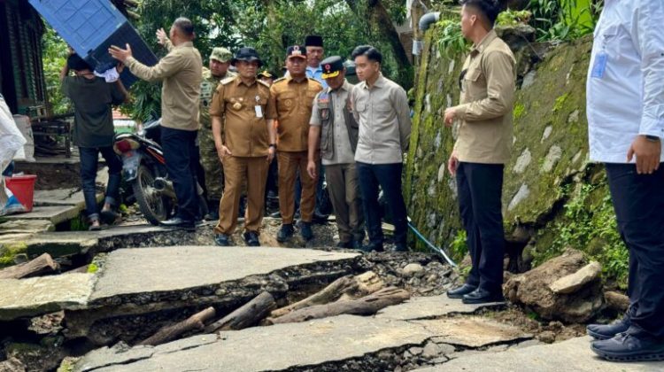 Wakil Presiden RI, Gibran Rakabuming Raka, dan Gubernur Jawa Tengah, Ahmad Luthfi, saat meninjau lokasi bencana di Desa Padasari,Tegal pada Jumat pekan lalu. (Foto:Dok.Jatengprov)