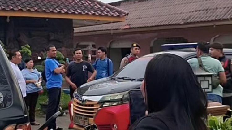 Ironi: Maling diperlakukan istimewa sementara korban pencurian disekap di dalam mobil. (Foto:LD)