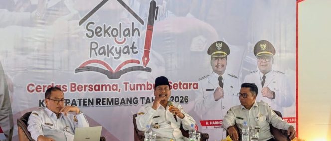 
					Bupati Harno meminta para kepala desa menyampaikan informasi secara jelas kepada warga bahwa penerimaan hanya diperuntukkan bagi keluarga dalam kategori desil 1 dan desil 2 berdasarkan Data Tunggal Sosial Ekonomi Nasional (DTSEN). (Foto:Dok.Pemkab Rembang)
