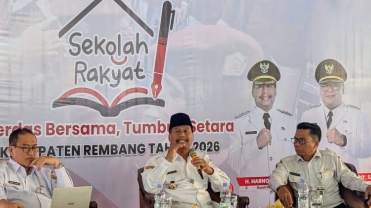 Bupati Harno meminta para kepala desa menyampaikan informasi secara jelas kepada warga bahwa penerimaan hanya diperuntukkan bagi keluarga dalam kategori desil 1 dan desil 2 berdasarkan Data Tunggal Sosial Ekonomi Nasional (DTSEN). (Foto:Dok.Pemkab Rembang)
