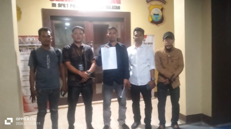 Tim kuasa hukum korban minuman kadaluarsa resmi melayangkan laporan ke Polda Sulsel, Rabu (12/2) malam. (Foto:edy/as)
