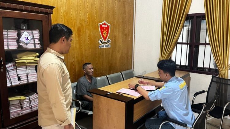 Tersangka kasus pembunuhan warga Peureulak Barat diserahkan ke Jaksa Penuntut Umum (JPU) di Kejaksaan Negeri Aceh Timur. (Foto:SCK)
