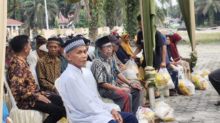 Pemdes Langkan membagikan paket sembako pada 64 orang warga transmigrasi. (Foto:anr)
