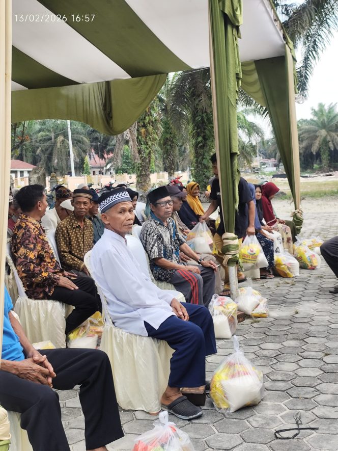 
					Pemdes Langkan membagikan paket sembako pada 64 orang warga transmigrasi. (Foto:anr)
