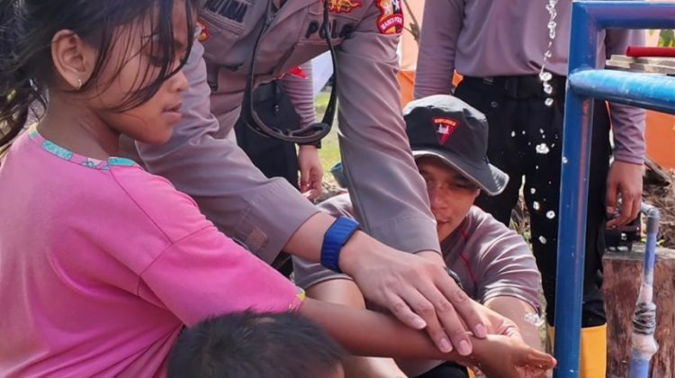 Mahasiswa STIK Lemdiklat Polri Angkatan 83 melaksanakan pembuatan sumur bor di wilayah Kabupaten Aceh Utara. (Foto:Dok.Lemdiklat Polri)

