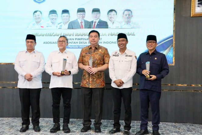 
					Sekjen Kemendagri Tomsi Tohir pada Pelantikan dan Rakernas DPP APDESI Periode 2026–2031 di Auditorium Kementerian Desa dan Pembangunan Daerah Tertinggal (PDT), Jakarta. (Foto:Dok.Kemendagri)
