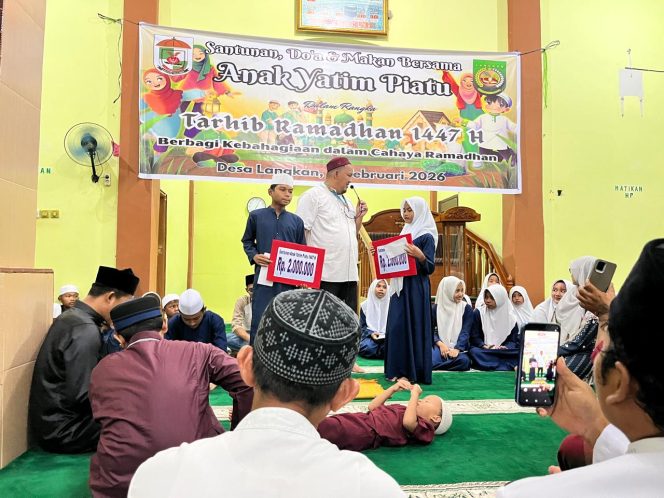 
					Pemdes Langkan, Kecamatan Langgam, Kabupaten Pelalawan, Riau menggelar kegiatan doa bersama dan menyalurkan santunan kepada 61 anak yatim dan piatu. (Foto:Anr)