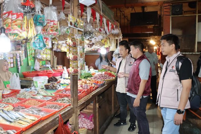 
					Satgas Saber Pangan Satreskrim Polres Metro Jakarta Barat bersama unsur Sudin KPKP, Sudin PPKUKM, pengelola pasar serta instansi terkait melaksanakan pengecekan dan monitoring harga bahan pokok pangan di Pasar Tomang Barat. (Foto:ash)
