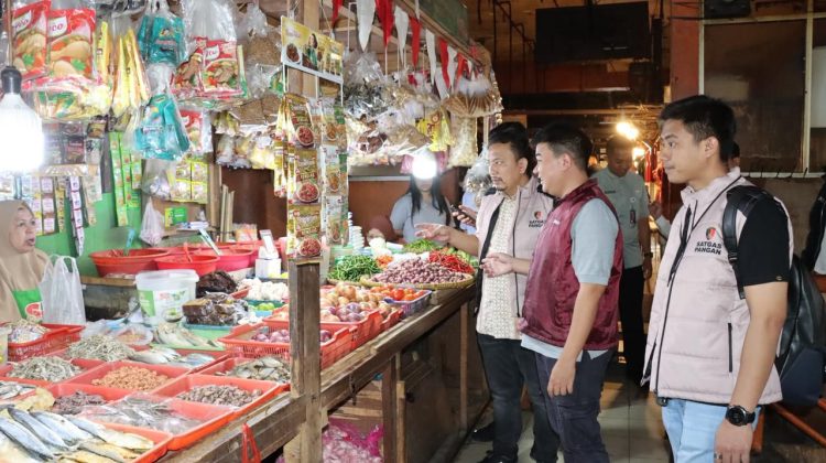 Satgas Saber Pangan Satreskrim Polres Metro Jakarta Barat bersama unsur Sudin KPKP, Sudin PPKUKM, pengelola pasar serta instansi terkait melaksanakan pengecekan dan monitoring harga bahan pokok pangan di Pasar Tomang Barat. (Foto:ash)
