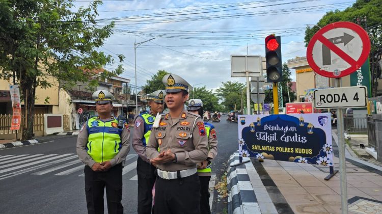 Jajaran Satlantas Polres Kudus bagikan takjil ke pengendara di bulan suci ramadan 2026. (Foto:Dok.Polres Kudus)
