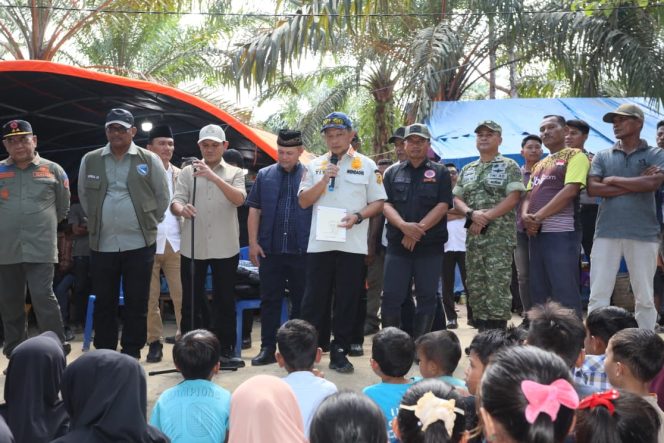 
					Kasatgas Percepatan Rehabilitasi dan Rekonstruksi Pascabencana Wilayah Sumatera Muhammad Tito Karnavian kunjungan kerja ke Dusun Kareung, Desa Buket Linteung, Kecamatan Langkahan, Aceh Utara, Jumat (20/2/2026).
