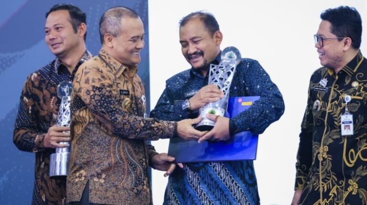 Gubernur Ahmad Luthfi memberikan penghargaan kepada masing-masing pemerintah kabupaten/kota terbaik dan perguruan tinggi. (Foto:Dok Jatengprov)
