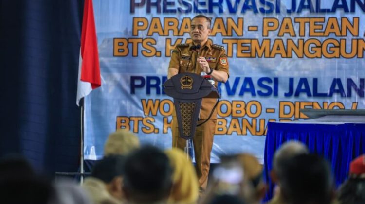 Gubernur Jawa Tengah Ahmad Luthfi meresmikan dua paket preservasi atau pemeliharaan jalan yang dipusatkan di Balai Desa Ngadirejo, Kecamatan Ngadirejo, Kabupaten Temanggung, Senin (23/2/2026). (Foto:Dok.Jatengprov)
