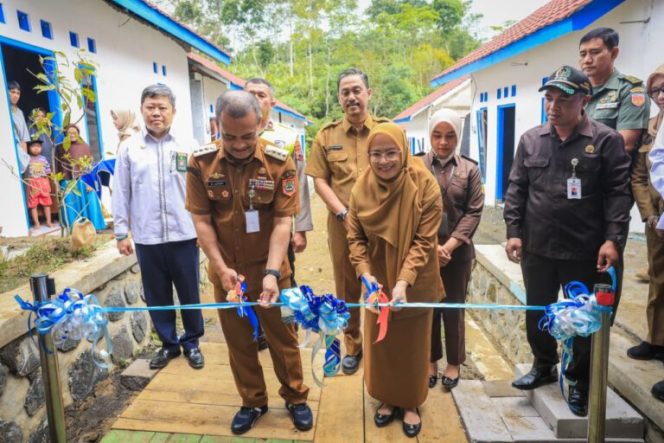 
					Gubernur Luthfi didampingi Bupati Banjarnegara Amalia Desiana, serta Kepala Dinas Perumahan Rakyat dan Kawasan Permukiman (Disperakim) Jawa Tengah, Boedyo Dharmawan. (Foto:Dok.Jatengprov)

