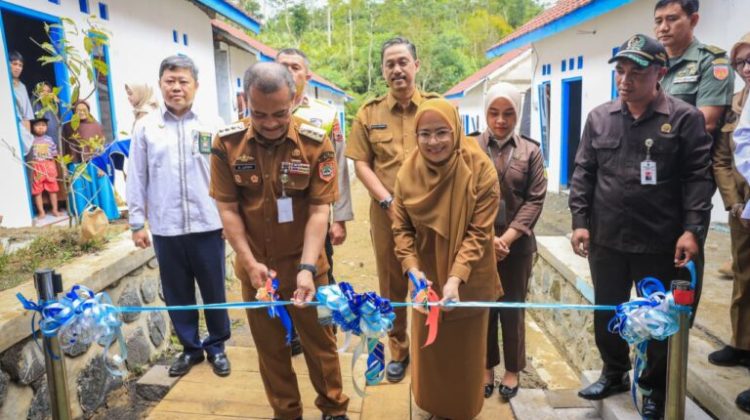 Gubernur Luthfi didampingi Bupati Banjarnegara Amalia Desiana, serta Kepala Dinas Perumahan Rakyat dan Kawasan Permukiman (Disperakim) Jawa Tengah, Boedyo Dharmawan. (Foto:Dok.Jatengprov)


