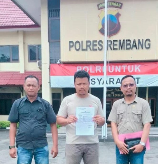 
					Tim Kuasa Hukum Bratapos Mendampingi Pelaporan Bironya di Mapolres Rembang