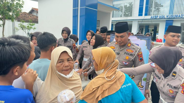 Ratusan Takjil Dibagikan, Wakalantas Pati Pesan Tertib Lalu Lintas