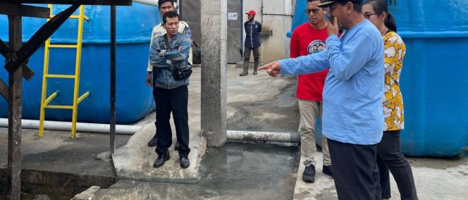 
					Bupati Rembang, Harno, meninjau langsung proses penanganan penanganan limbah di Banyudono, Selasa (24/2). (Foto:Dok.Rembangkab)
