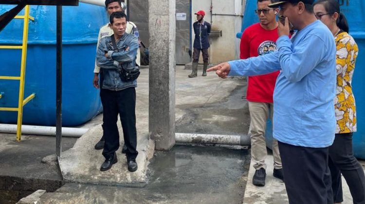 Bupati Rembang, Harno, meninjau langsung proses penanganan penanganan limbah di Banyudono, Selasa (24/2). (Foto:Dok.Rembangkab)
