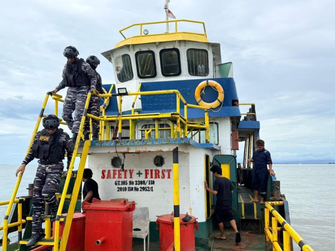 
					Prajurit Kodaeral VI bersama unsur patroli laut KAL Suluh Pari II.6-60 berhasil menggagalkan diduga upaya tindak ilegal pendistribusian BBM menggunakan mobil tangki ke kapal SPOB  di Perairan Makassar serta kawasan Pergudangan Tamalanrea, Makassar. (Foto:Dok.Dispenal)