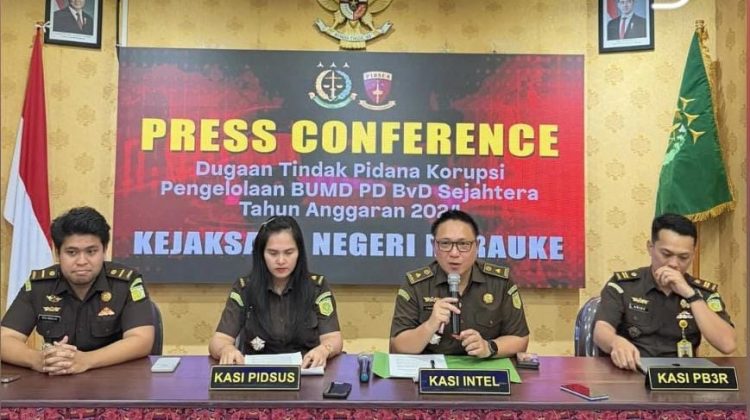 Kejari Merauke mengumumkan perkembangan penyidikan dugaan tindak pidana korupsi dalam pengelolaan keuangan Badan Usaha Milik Daerah (BUMD) PD. BvD Sejahtera Kabupaten Boven Digoel Tahun Anggaran 2024. (Foto:Dok.Kejari Merauke)
