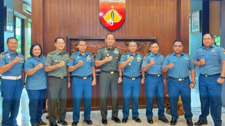 Danlanal Semarang Kolonel Marinir Sabprowanto, S.H., M. Sc. courtesy call (CC) ke Pangdam IV/Diponegoro. (Foto:Dok.Dispenal)