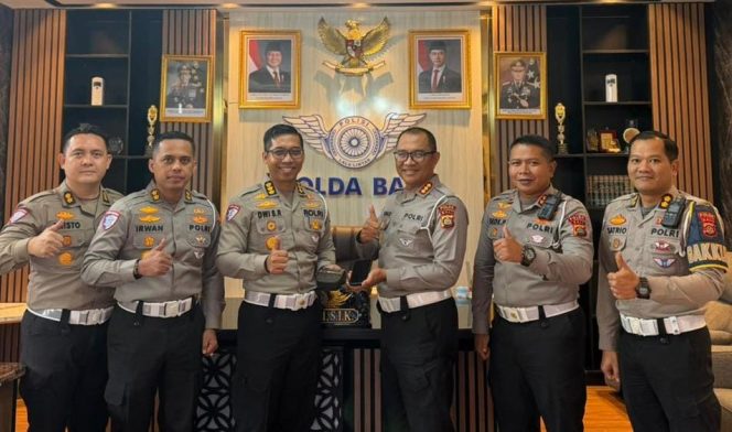 
					Penyerahan dilaksanakan di Kepolisian Daerah Bali oleh Kasubdit Dakgar Ditgakkum Korlantas Polri Kombes Pol Dwi Sumrahadi Rakhmanto, S.H., S.I.K., M.H. kepada Direktur Lalu Lintas Polda Bali Kombes. Pol. Turmudi, S.I.K. (Foto:Dok.Humas Polri)
