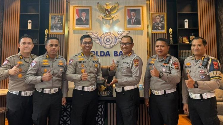 Penyerahan dilaksanakan di Kepolisian Daerah Bali oleh Kasubdit Dakgar Ditgakkum Korlantas Polri Kombes Pol Dwi Sumrahadi Rakhmanto, S.H., S.I.K., M.H. kepada Direktur Lalu Lintas Polda Bali Kombes. Pol. Turmudi, S.I.K. (Foto:Dok.Humas Polri)
