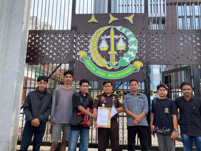 
					Aksi unjuk rasa Koalisi Gerakan Rakyat Demokratik (GRD) dan Forum Pejuang Demokrasi (FPD) sebagai dukungan moral untuk Kejaksaan Tinggi Sulawesi Selatan. (Foto:Ist)
