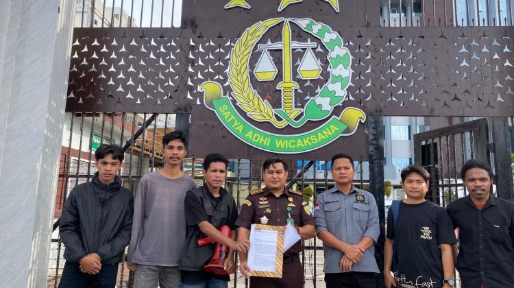 Aksi unjuk rasa Koalisi Gerakan Rakyat Demokratik (GRD) dan Forum Pejuang Demokrasi (FPD) sebagai dukungan moral untuk Kejaksaan Tinggi Sulawesi Selatan. (Foto:Ist)

