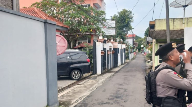 Salah satu warga Desa Ngarus menyebutkan bahwa aktivitas di sekitar kediaman Riyoso terlihat lebih ramai dari biasanya. (Foto:War)

