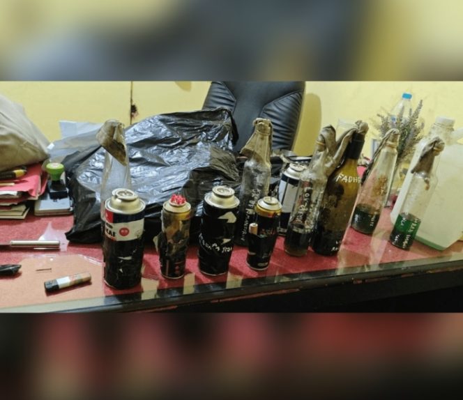 
					Aparat menemukan enam botol berisi bahan bakar minyak yang dirakit menyerupai bom molotov yang empat di antaranya sempat meledak. (Foto:Dok.Humas Polri)