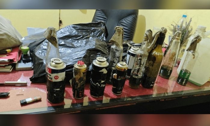 Aparat menemukan enam botol berisi bahan bakar minyak yang dirakit menyerupai bom molotov yang empat di antaranya sempat meledak. (Foto:Dok.Humas Polri)