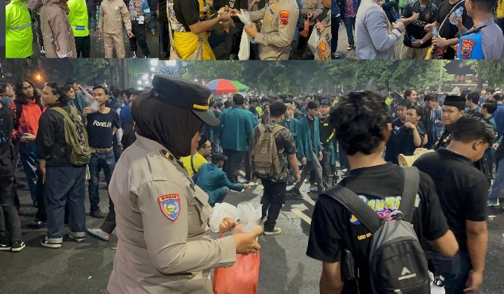 Polrestabes Semarang melaksanakan pengamanan kegiatan aksi unjuk rasa yang dilakukan oleh BEM Semarang Raya, pada hari Kamis, 26 Februari 2026 pukul 14.00 WIB di depan kantor Polda Jawa Tengah. (Foto:Dok.Polrestabes Semarang)

