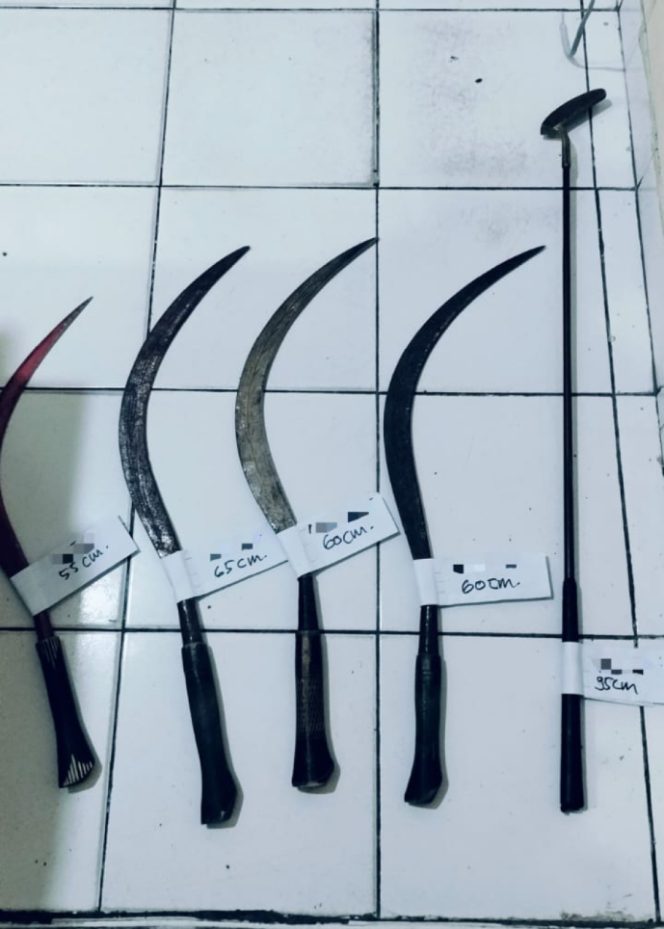 
					BB senjata tajam jenis celurit dan stik golf yang turut diamankan bersama pelaku. (Foto:Dok.Polres Bantul)

