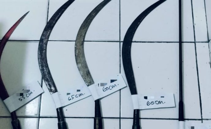 BB senjata tajam jenis celurit dan stik golf yang turut diamankan bersama pelaku. (Foto:Dok.Polres Bantul)

