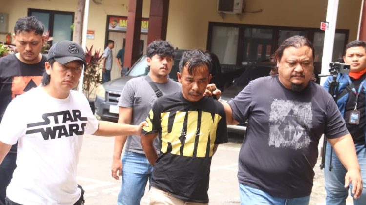 Tim Resmob Satreskrim Polres Brebes menangkap R (45), terduga pelaku pembunuhan disertai mutilasi terhadap S (67). (Foto:Ist)
