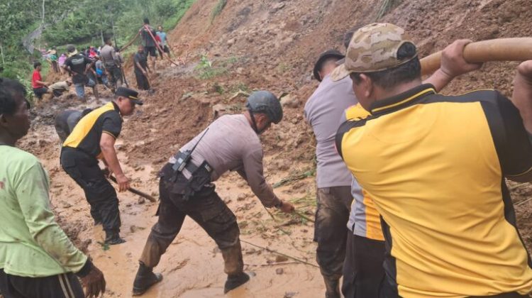 Kegiatan kerja bakti dipimpin oleh AKP Sulaiman bersama personel Polres Karanganyar lainnya, relawan BPBD Karanganyar dan masyarakat Desa Kedawung. (Foto:Dok.Polres Karanganyar)
