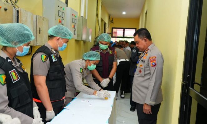 
					Kapolda Sumut Irjen Pol Whisnu Hermawan Februanto pimpin pelaksanaan tes urine terhadap jajaran pejabat utama dan kapolres se-Sumatera Utara. (Foto:Dok.Poldasu)
