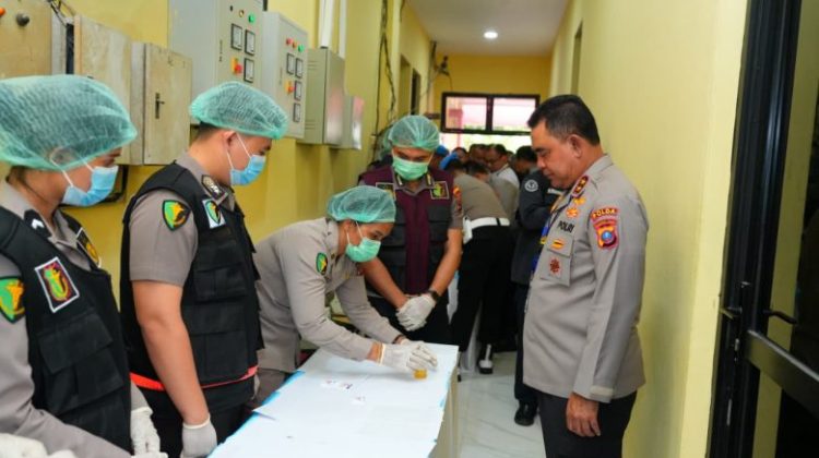 Kapolda Sumut Irjen Pol Whisnu Hermawan Februanto pimpin pelaksanaan tes urine terhadap jajaran pejabat utama dan kapolres se-Sumatera Utara. (Foto:Dok.Poldasu)
