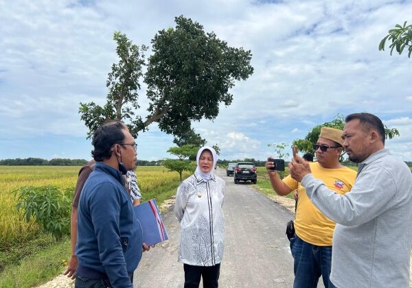 Wabup Bojonegoro Nurul Azizah sidak bersama jajaran Organisasi Perangkat Daerah (OPD) terkait, Jumat (27/2/2026) di lokasi proyek jalan Bantuan Keuangan Khusus Desa (BKKD) di Desa Ngampal, Kecamatan Sumberrejo. (Foto:Dok.Bojonegorokab)

