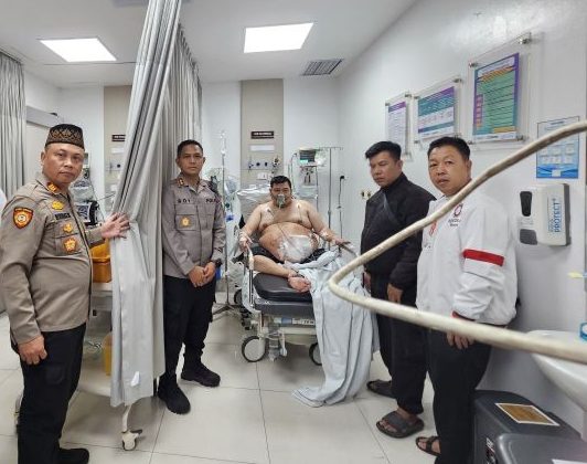 Kapolres Tangerang Selatan (Tangsel) AKBP Boy Jumalolo jenguk korban penusukan oleh kelompok debt kolektor di RSUD Kabupaten Tangerang. (Foto:Dok.Mtr/Res Tgsl))

