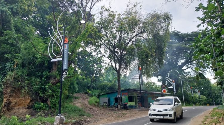 Desain lampu perbatasan yang mengadopsi elemen Mliwis Putih ini erat kaitannya dengan legenda Raja Angling Dharma sebagai ikon kebanggaan masyarakat Bojonegoro. (Foto:Dok.Bojonegorokab)
