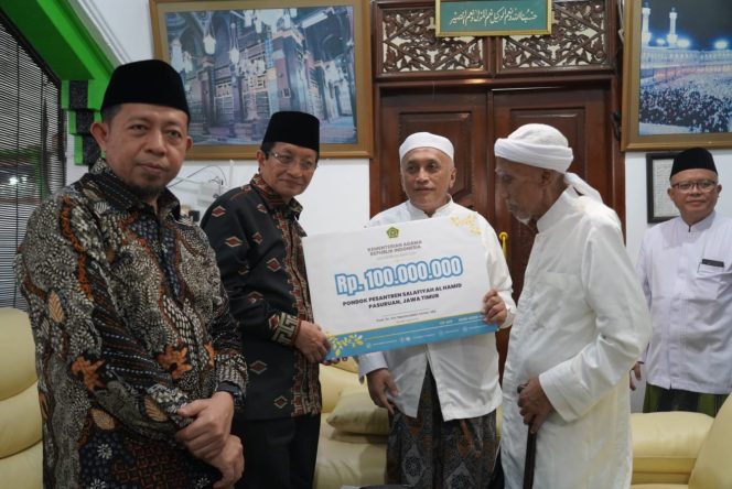
					Menag Nasaruddin Umar serahkan secara simbolis bantuan operasional sebesar Rp100 juta melalui Direktorat Pendidikan Diniyah dan Pondok Pesantren di Ponpes Salafiyah Pasuruan. (Foto:Dok.Kemenag)

