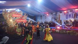 Parade Oklik dan Pawai Obor Sewu di alun-alun Bojonegoro dengan ribuan obor berkeliling kota dalam kegiatan yang digelar Pemkab Bojonegoro, Kamis (19/3/2026) malam. (Foto:Dok.Bojonegorokab)
